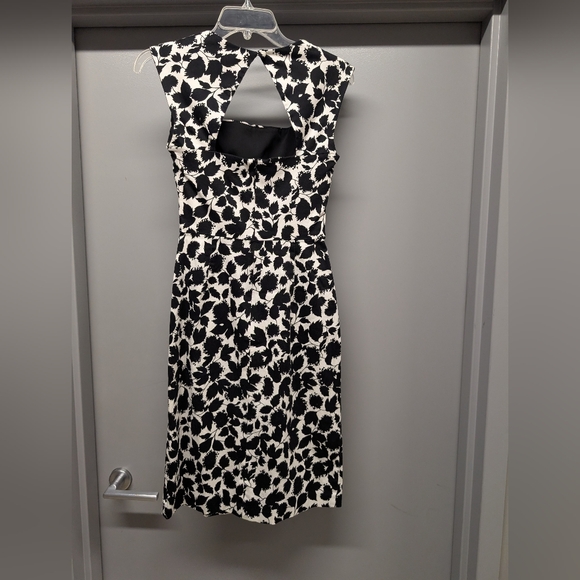 Elegant Black and White Floral Dress - Picture 3 of 4